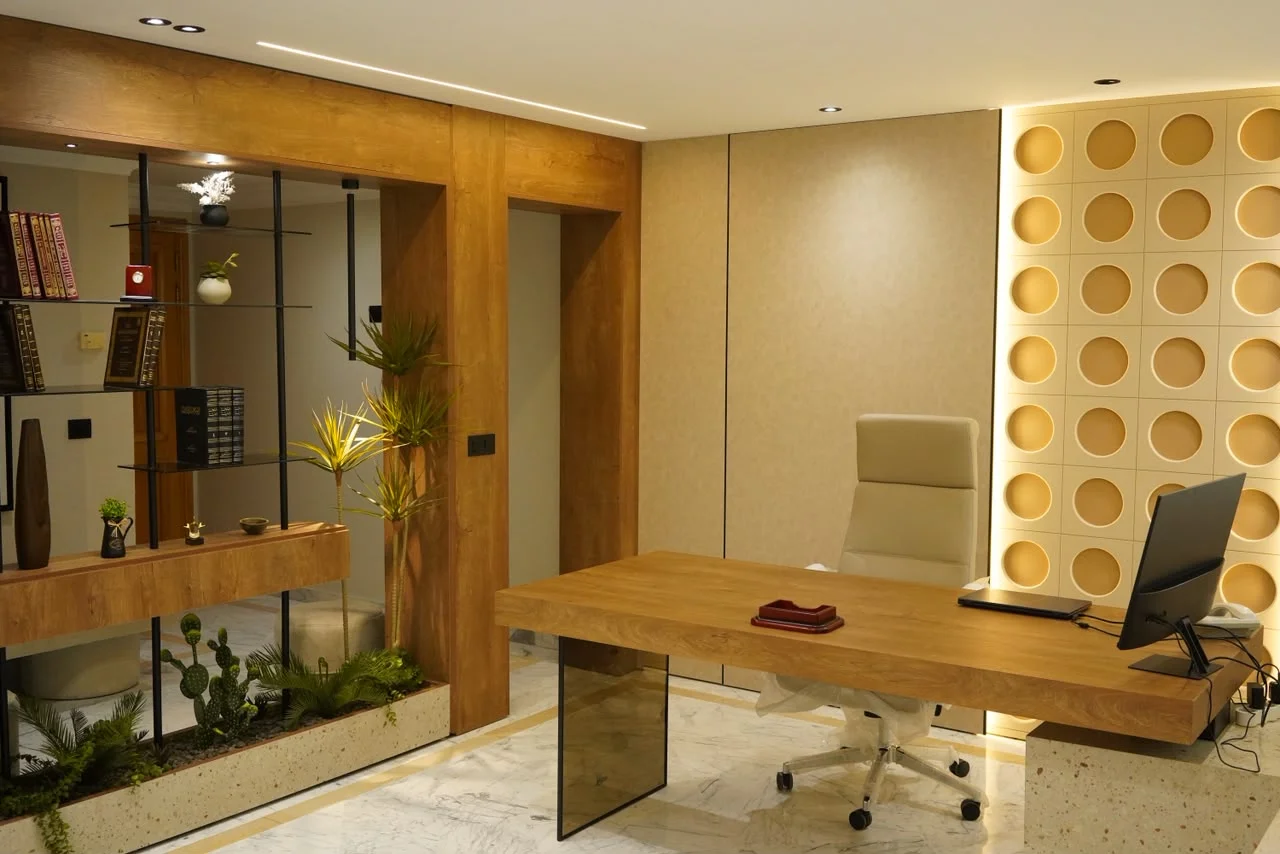 Bureau d'avocat avec bibliothèque et plantes